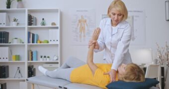 Accident vascular cerebral. Ghid practic pentru recuperarea post AVC. Etape, obiective şi terapii utile