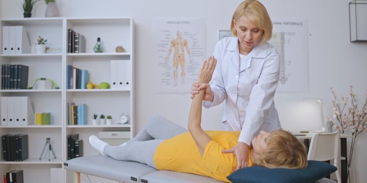 Accident vascular cerebral. Ghid practic pentru recuperarea post AVC. Etape, obiective şi terapii utile