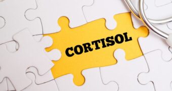 Cortizolul, principalul hormon al stresului: cum ne afectează greutatea și somnul