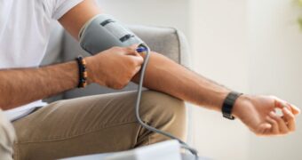 (P) Cum monitorizezi în mod corect tensiunea arterială acasă