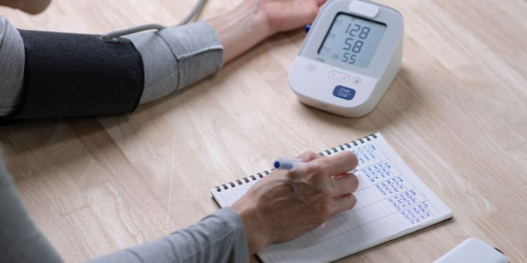 cum monitorizezi corect tensiunea arteriala acasa,