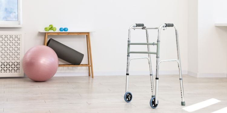 cadru de mers fix sau cu roti, cadru de mers ghid complet, rolul cadrului de mers in recuperare, diferente intre cadrul de mers fix si cadrul cu roti, cum se alege cadrul potrivit,