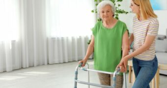 Cadru de mers fix sau cu roți? Ghid complet pentru pacienți și aparținători