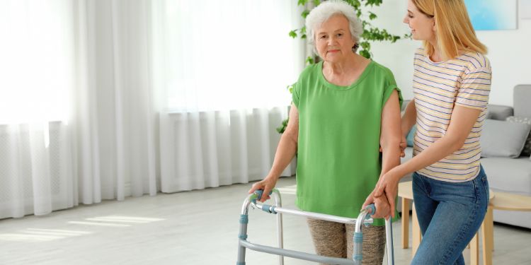 Cadru de mers fix sau cu roți? Ghid complet pentru pacienți și aparținători