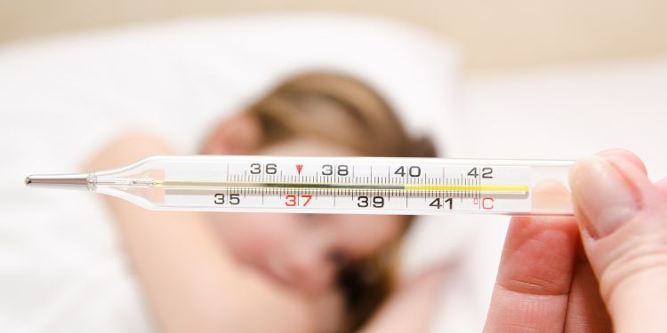 cum gestionam in mod corect febra, complicatii febra, cand trebuie sa luam tratament pentru febra, cand trebuie sa apelam la medic pentru febra, cum gestionam febra in functie de varsta bolnavului,