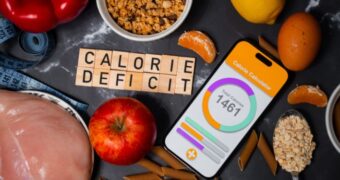 Ce înseamnă, de fapt, deficit caloric și cum funcționează în slăbire