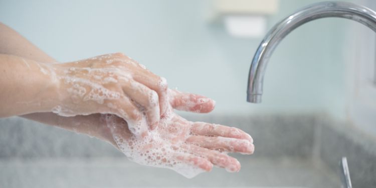 ce este eczema, tipuri de eczema, de ce apare eczema, ce poate declansa un puseu de eczema, cauze eczema, simptome eczema, cum este diagnosticata eczema, ce solutii exista pentru eczema, tratament eczema, cum reduci riscul unor noi episoade de eczema, eczema cand trebuie sa mergi la dermatolog,